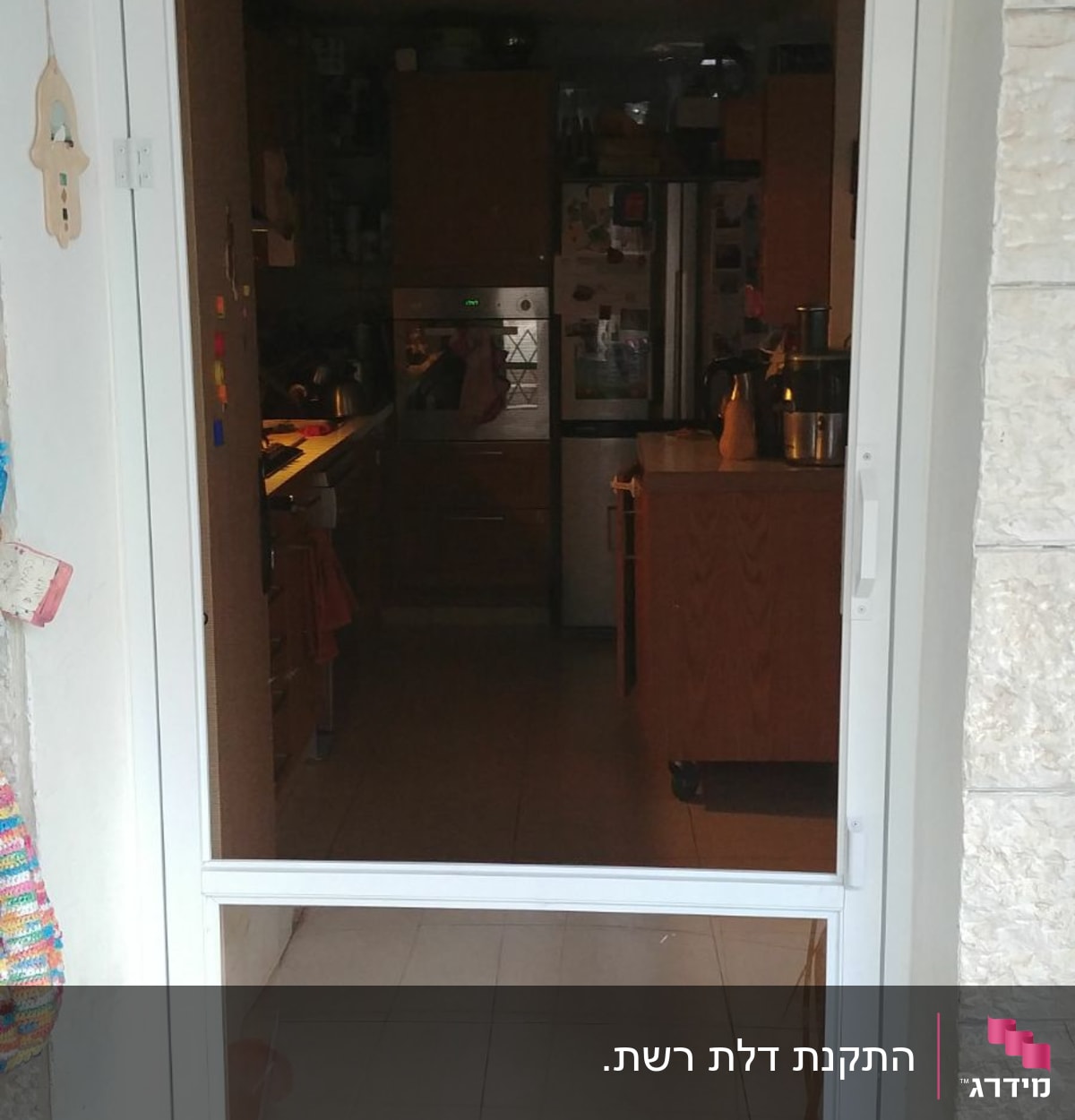 דלת אלומיניום לבנה עם מסגרת זכוכית